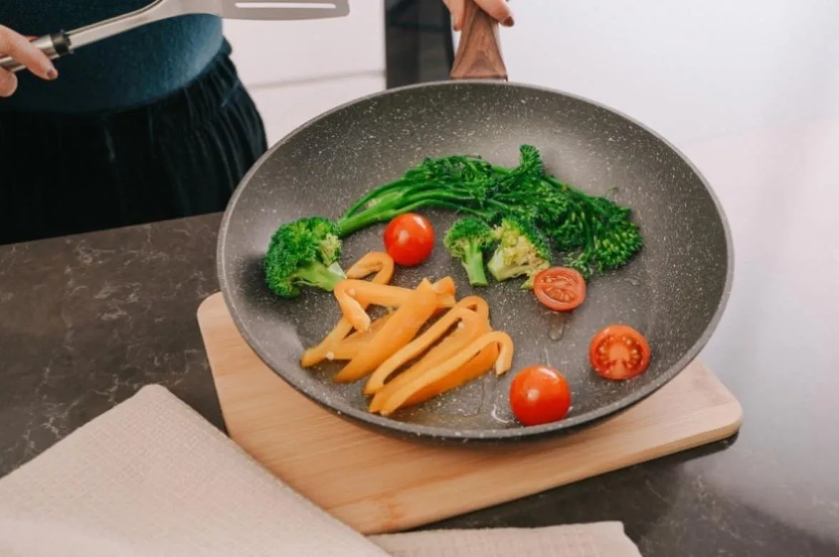 28cm PFOA Free Non-Stick Saute Pan with Lid V915-CV0053