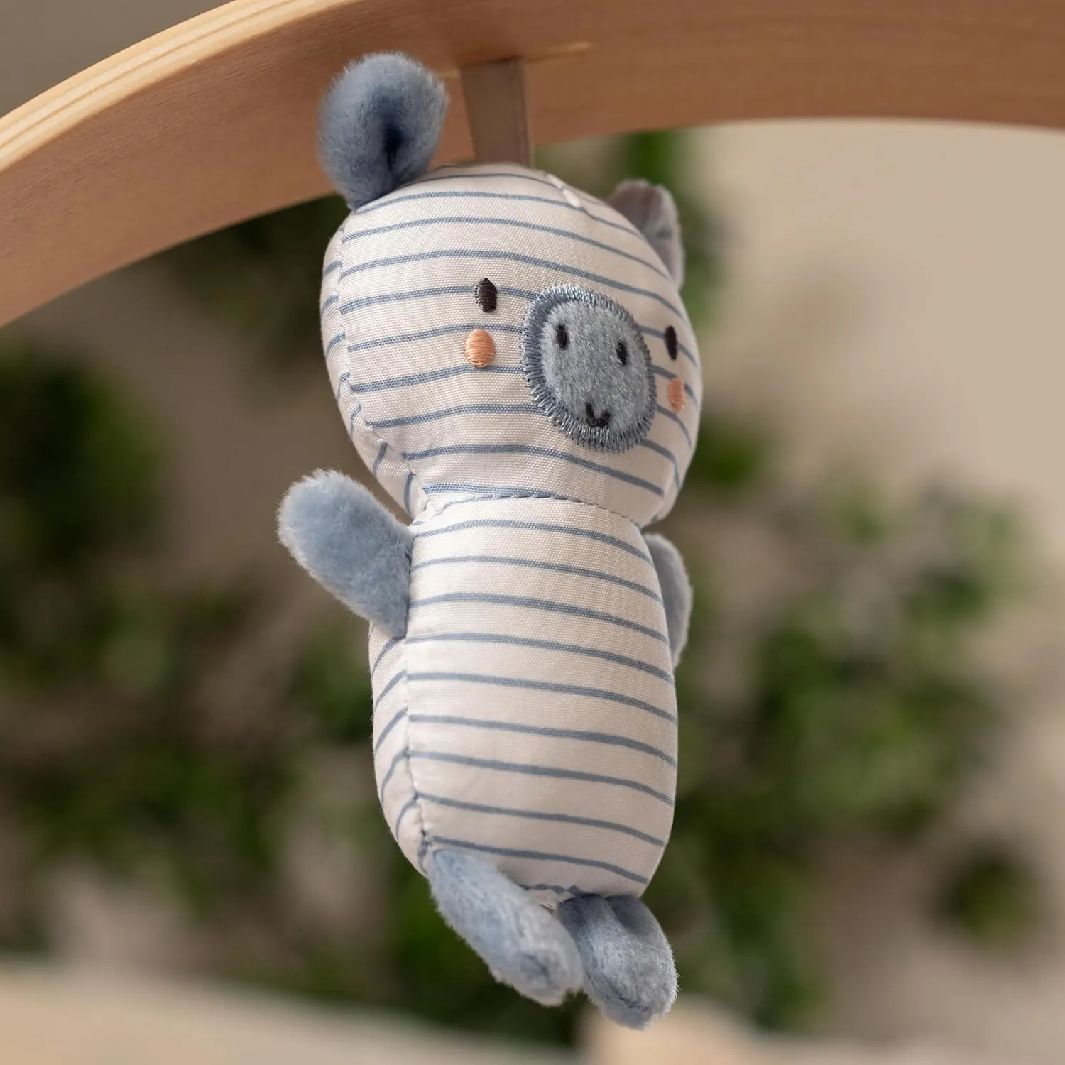 Ingenuity Swing n Go Portable Swing, Removable Sustainably Sourced Wood Toy Bar, 5-Speed, for Ages 0-9 Months, Up to 20 Pounds - Chambray