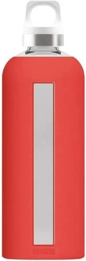 SIGG - Star Water Bottle - BPA-Free, Leak-Proof Glass Bottle, Anti-Shock - Non-Slip Silicone Case - Designed in Switzerland - Scarlet - 17 Oz